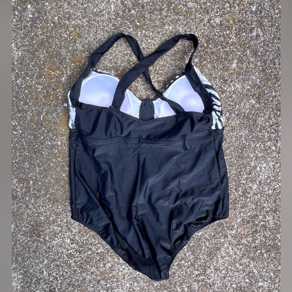 CATALINA WOMENS 3X BLACK & WHITE ONE PIECE SWIMSUIT - Picture 3 of 7